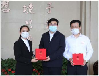 区委书记乔俊杰走访sungame并发放“常商服务卡”